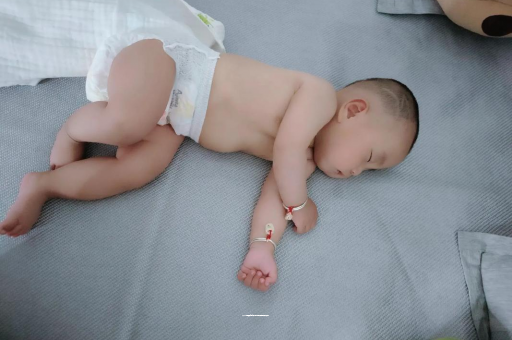 借卵生子咨询宝宝拍嗝的正确方法